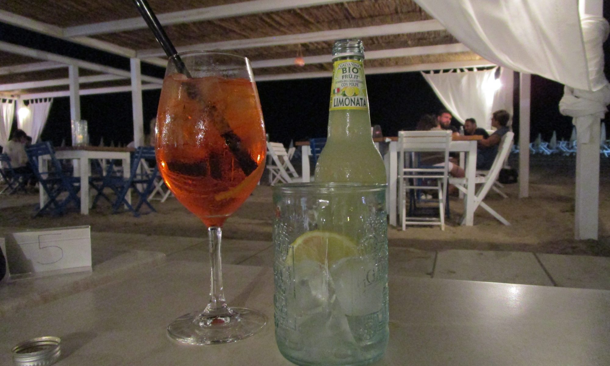 Gläser mit diversen Getränken am Tisch