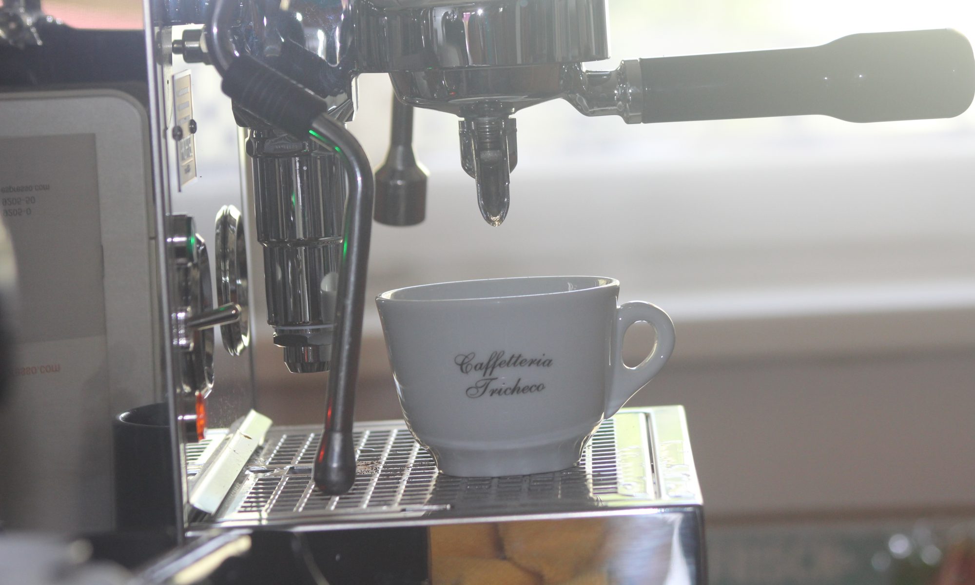 Kaffeetasse steht unter Siebträger